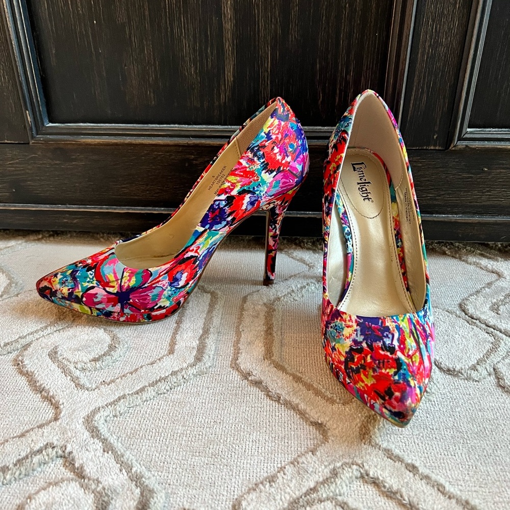 Colorful print pumps